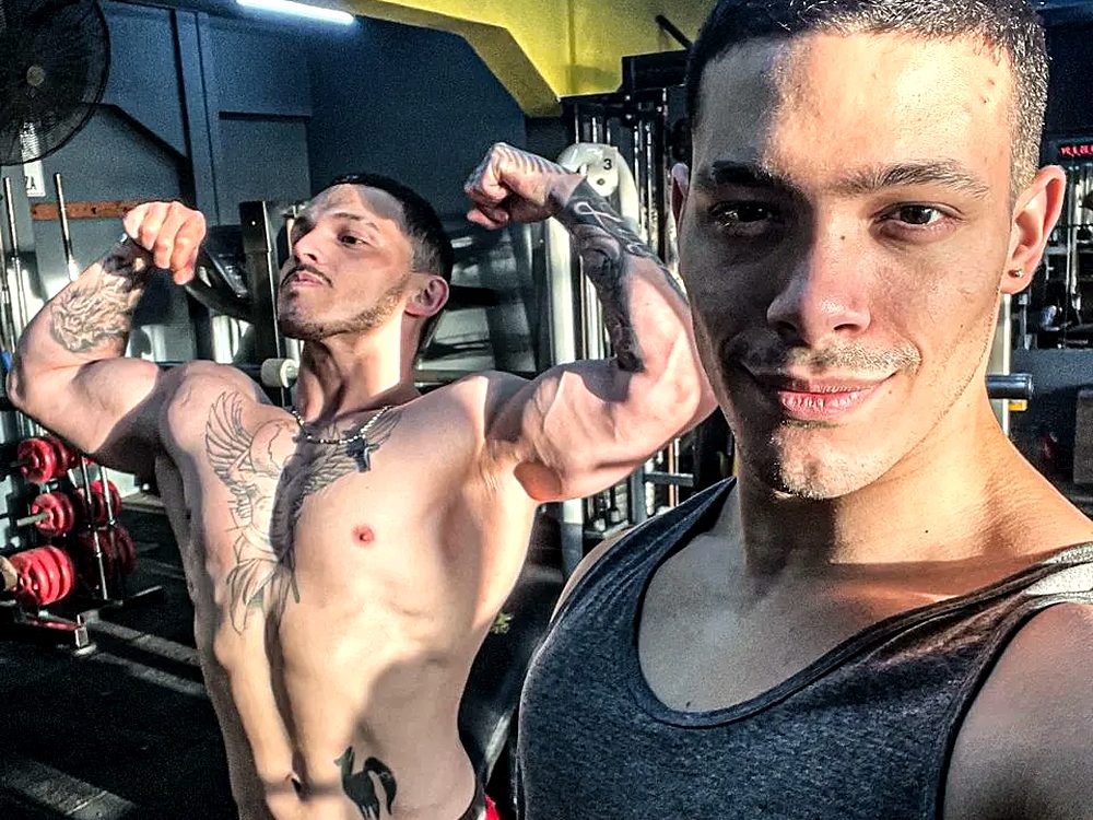 Elías entrenando con un alumno en el gimnasio